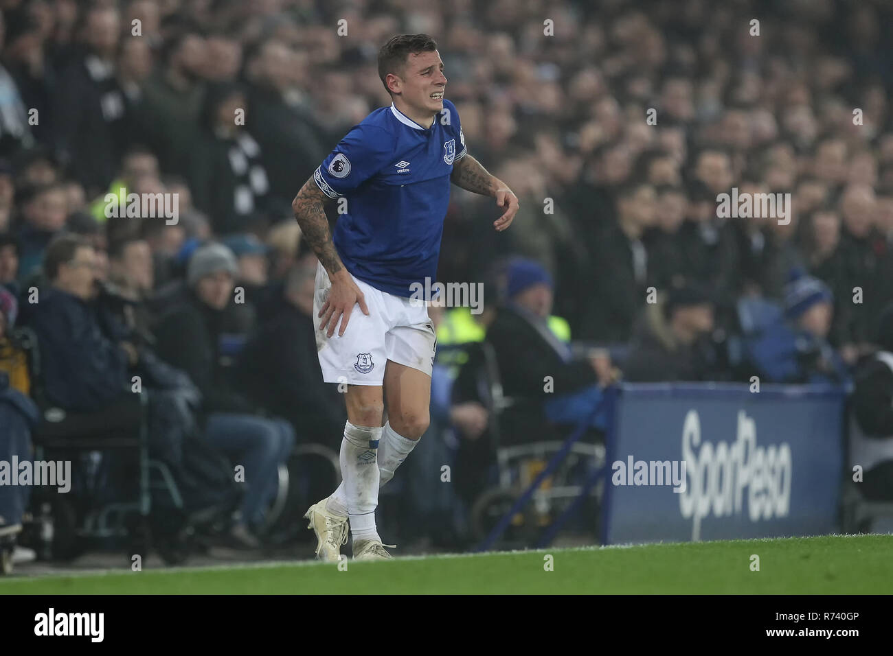 Liverpool, Regno Unito. Mercoledì 5 dicembre 2018. Lucas Digne di Everton durante il match di Premier League fra Newcastle United e Everton a Goodison Park di Liverpool. (Credit: MI News & Sport | Alamy News) Foto Stock