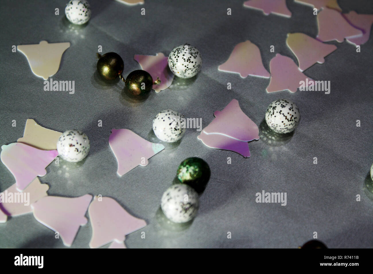 Abstract decorazioni di Natale sfondo con sfere e jingle sulla lucida superficie di argento Foto Stock