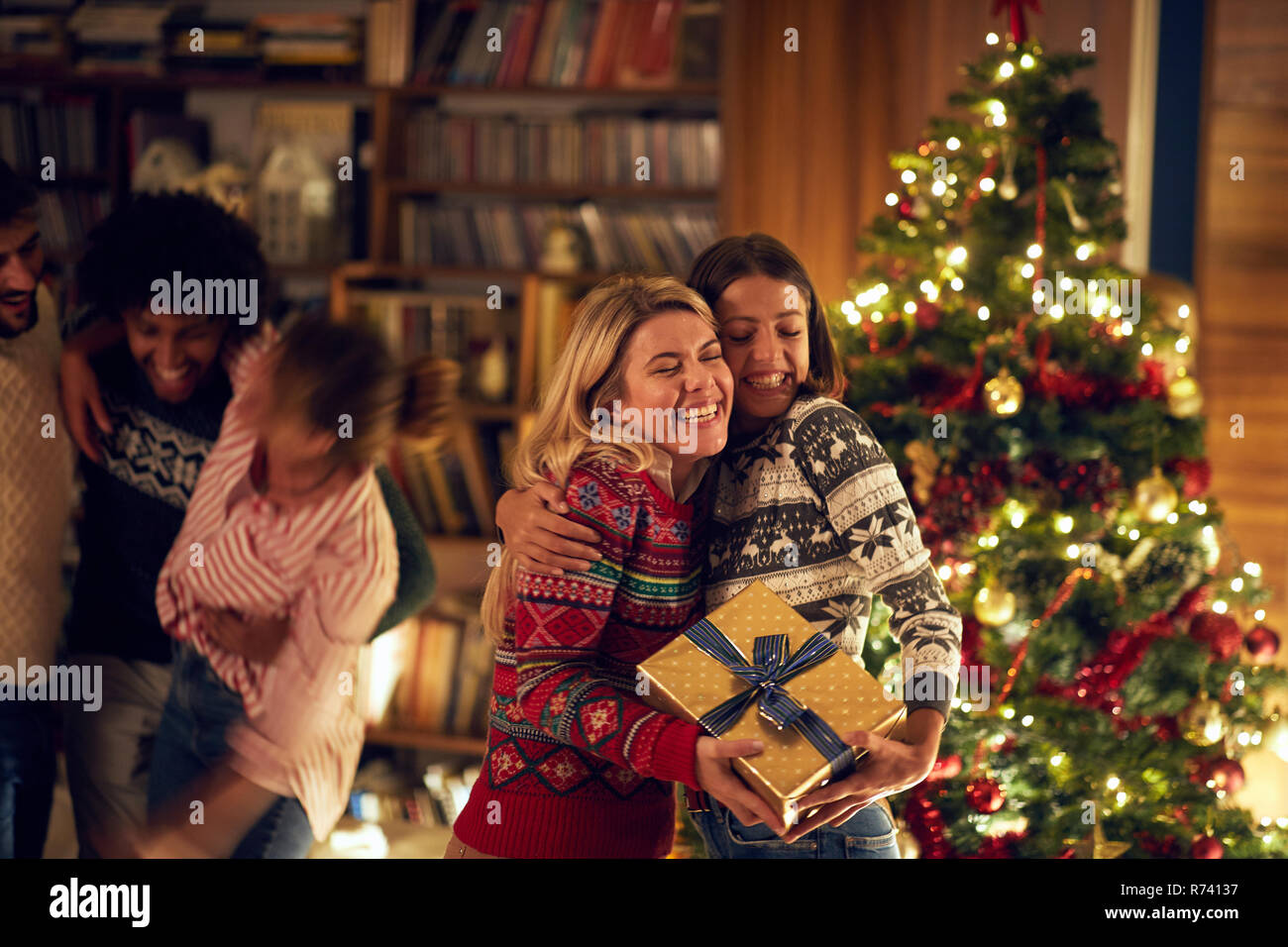 Ragazza felice coppia gay in amore con il regalo di Natale Foto stock -  Alamy