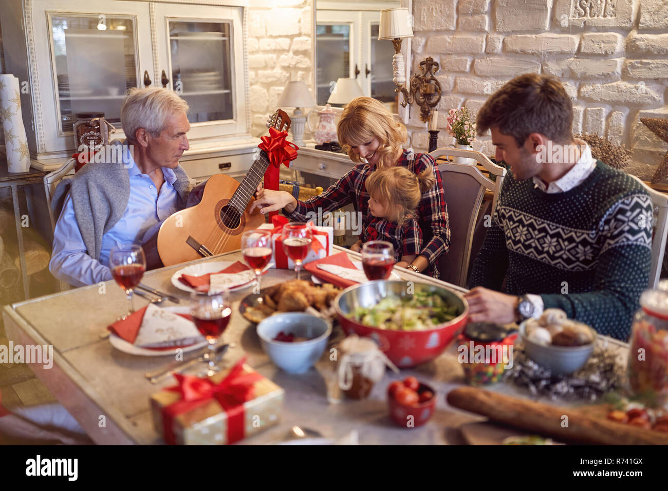 Natale ritratto di famiglia - famiglia felice con la canzone celebrare il Natale Foto Stock