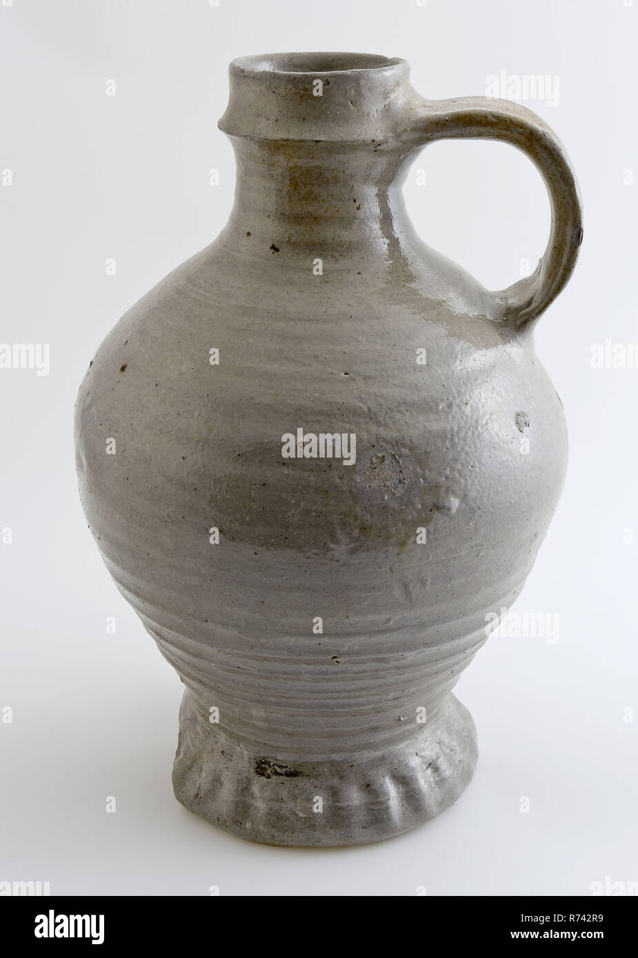 Il gres grigio caraffa con piedi schiacciati, mensola intorno al collo, bricco per il supporto di stoviglie suolo trovare gres ceramico smalto smalto sale, girato a mano cotto smaltato porcellanato brocca di shard grigio grigio smalto sale ampia bandoor anello sporgente intorno al collo al di sotto del bordo di bocca del collo rotazioni e stomaco e piedi schiacciati. A forma di uovo archeologia modello importazione ceramica versando servire conservare la confezione Foto Stock