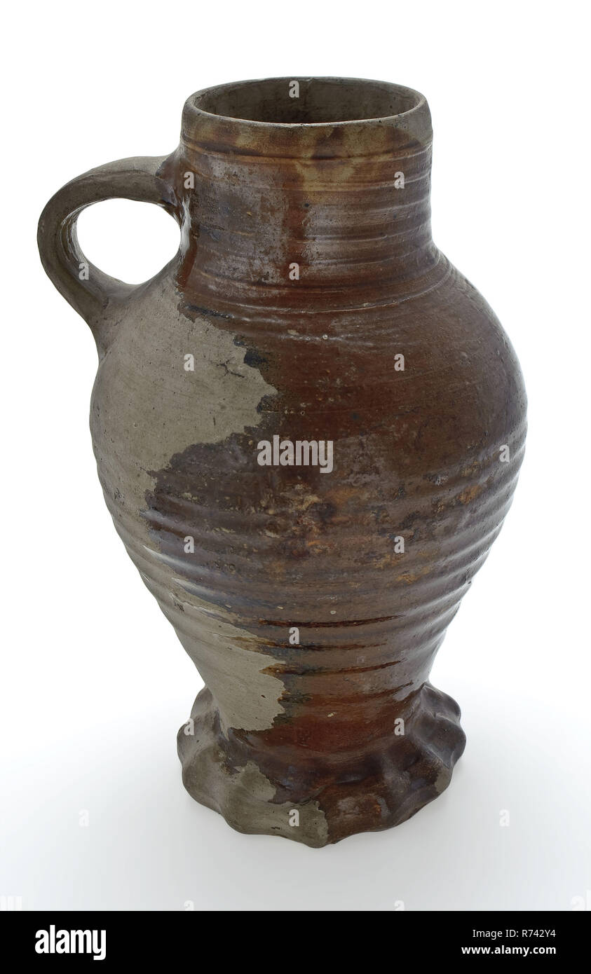 Caraffa in gres essere sul piede schiacciato, ovoidale con collo cilindrico, in parte di argilla marrone smalto, bricco per il supporto di stoviglie suolo trovare gres ceramico di engobbio di argilla argilla smalto smalto, girato a mano cotto smaltato porcellanato grigio caraffa shard parzialmente coperto con brown di engobbio bandoor piccoli anelli intorno al collo e addome schiacciato il piede a forma di uovo archeologia modello ceramiche di importazione servono servono servono Foto Stock