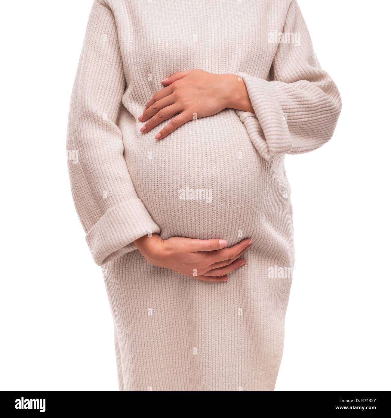 La figura di una donna in stato di gravidanza in un caldo inverno maglione. Foto Stock