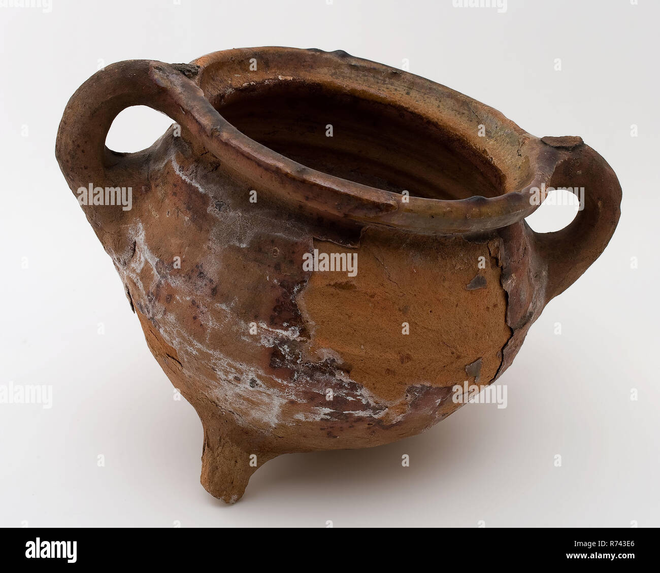 Uva di terracotta, pentola di cottura su tre gambe, con due orecchie, uva pentola di cottura stoviglie utensili da titolare di terraglie ceramiche Maiolica smalto smalto di piombo, girate a mano smaltate in ceramica cotta al recipiente di cottura uva-rosso modello shard con parsimonia due vetrate salsicce ruotato tre gambe. Estremamente cattive condizioni della superficie. Danni al suolo () sali archeologia il centro città di Rotterdam Stadsdriehoek Hoogstraat ceramiche indigene preparazione alimentare cucina cucina del suolo: scoperta durante i lavori di restauro di casa sulla Hoogstraat (molto in profondità nel terreno). Foto Stock