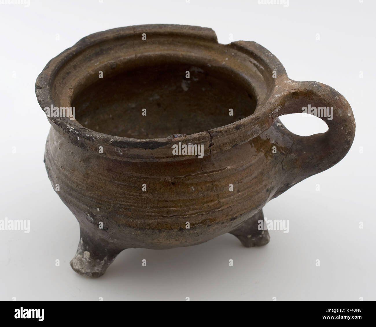 La cottura della ceramica brocca, uva-modello, red shard, internamente smaltato, salsiccia orecchio, su tre gambe, pentola di cottura stoviglie utensili da titolare di terraglie ceramiche Maiolica smalto smalto di piombo, mano rivolta frittura di terracotta invetriata brocca di cottura uva-rosso modello shard ampiamente coperto con smalto piombo salsiccia tre zampe tracce archeologia ceramiche indigene preparare cibo cucina cucina Foto Stock