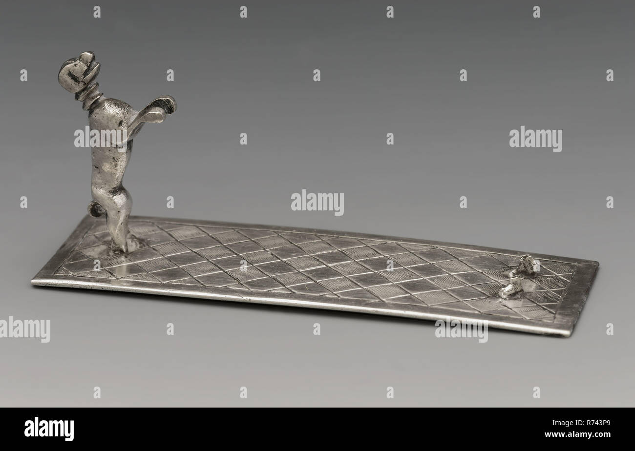 Argentiere: Carel Boogaert II, argento cane in miniatura sulla superficie, la bambola giocattolo giocattolo in miniatura in miniatura d'argento 2,9 g 7,0 d 2,6 cane stampato in piedi sulle zampe posteriori piane città piatta mark: tre croci sotto la corona play home interior Rotterdam G.W. Cittadino Gerardus Willem Burger (Rotterdam 1856 - Doorn 1916), tra gli altri, consigliere comunale a Rotterdam dal 1903 al 1916. Foto Stock
