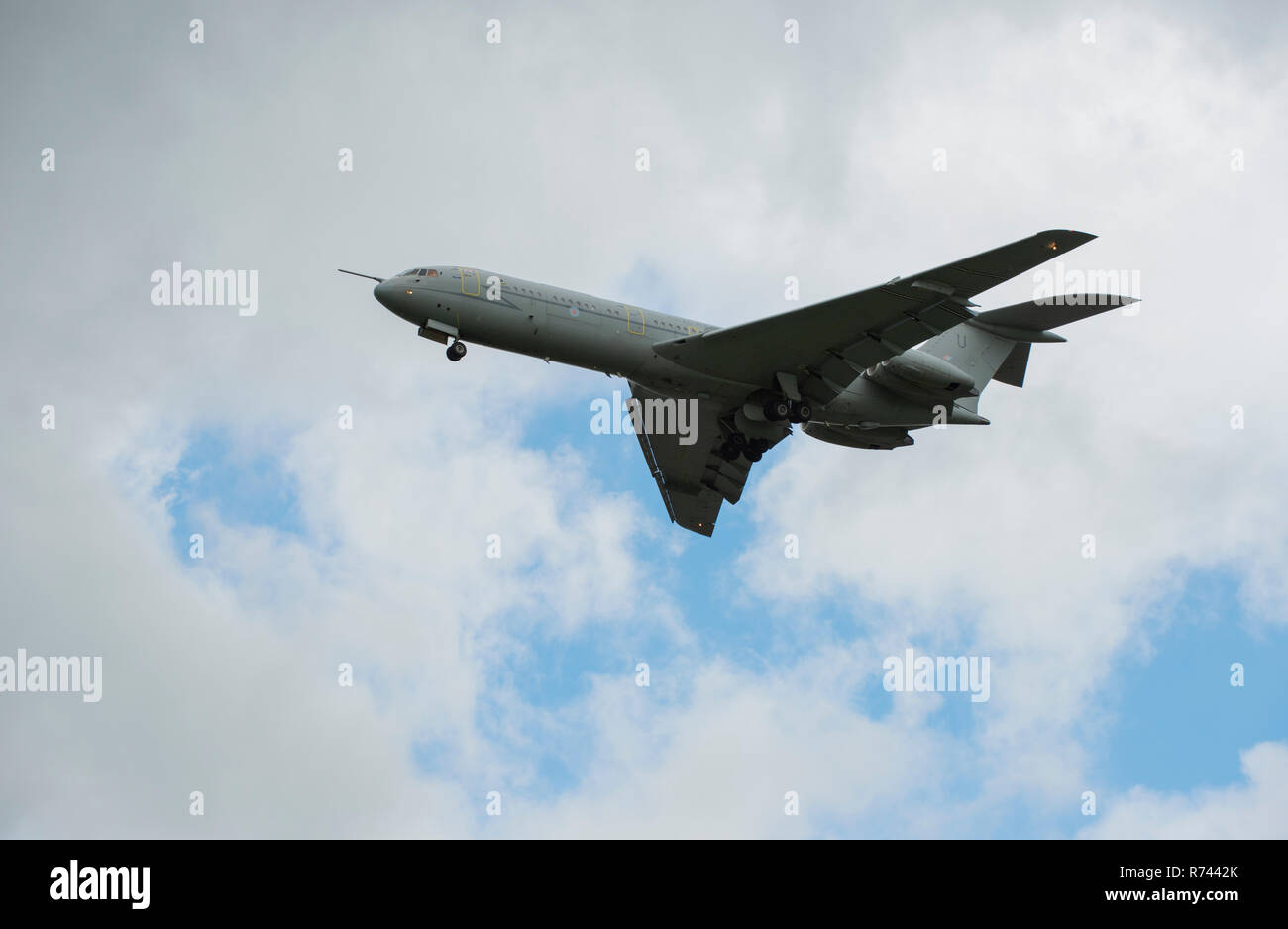 RAF Vickers VC-10 a lungo raggio corpo stretto di velivoli a getto rendendo il suo avvicinamento finale e atterraggio a Bruntingthorpe per essere spezzato. Foto Stock