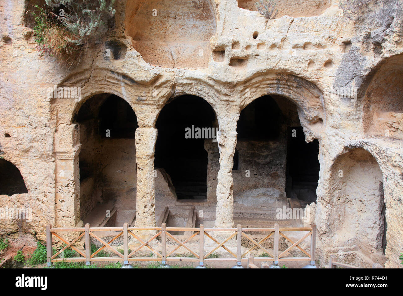Grotta Besikli tomba monumento in Antakya (Hatay) la Turchia. In tombe, 12 tombe di roccia si trovano che appartiene alla romana. Foto Stock