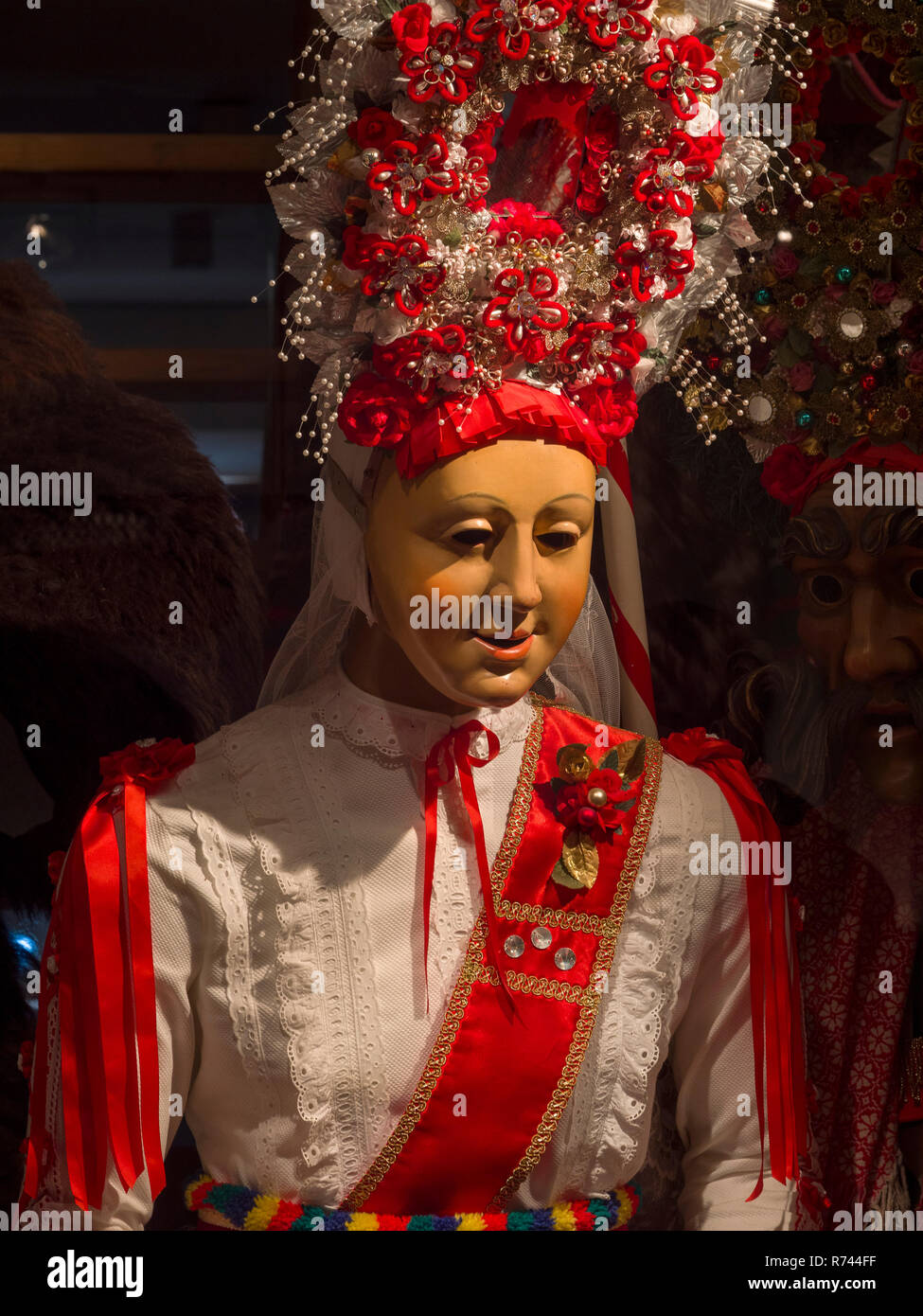 Scolpiti maschera e costume, casa di Fastnacht, Imst, Tirolo, Austria, Europa, dall'UNESCO patrimonio culturale immateriale Foto Stock