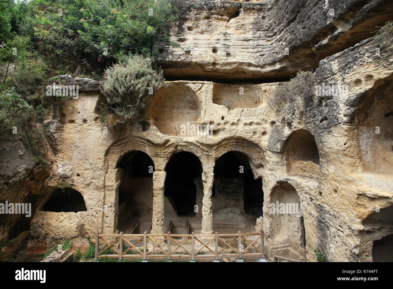 Grotta Besikli tomba monumento in Antakya (Hatay) la Turchia. In tombe, 12 tombe di roccia si trovano che appartiene alla romana. Foto Stock
