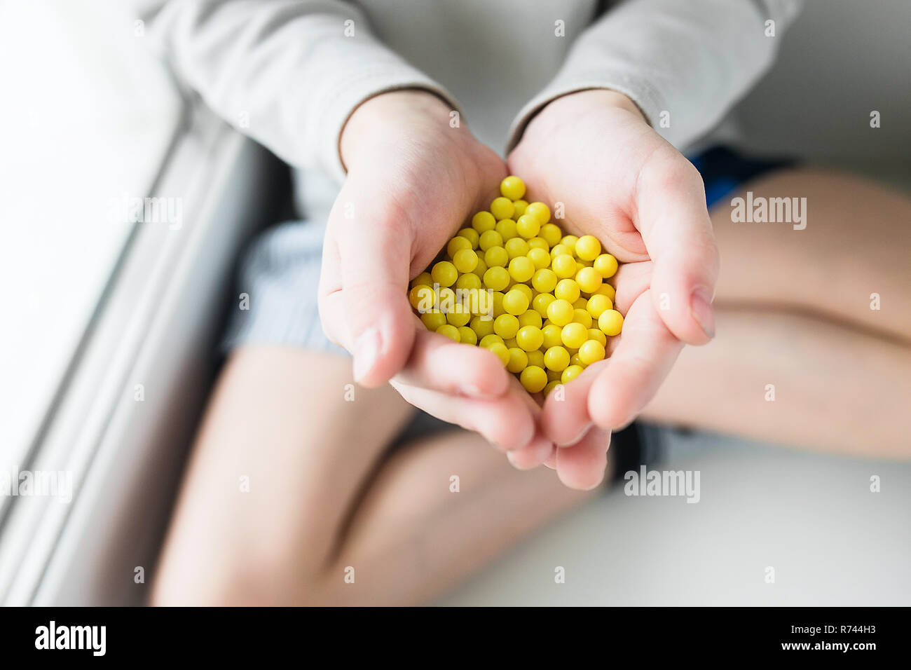 Gocce di acido ascorbico in una mano aperta Foto Stock