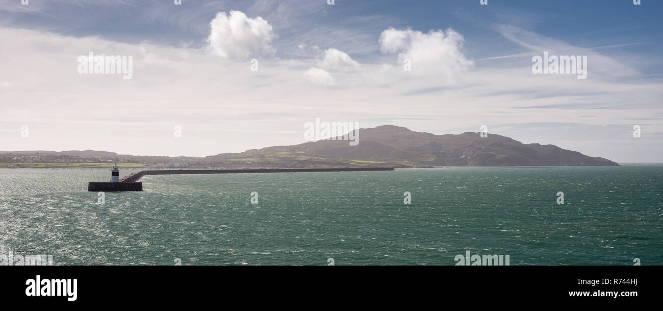 Holyhead Mountain e il lungo frangiflutti del porto di Holyhead nel Galles del Nord, visto da Holyhead Bay nel Mare d'Irlanda. Foto Stock