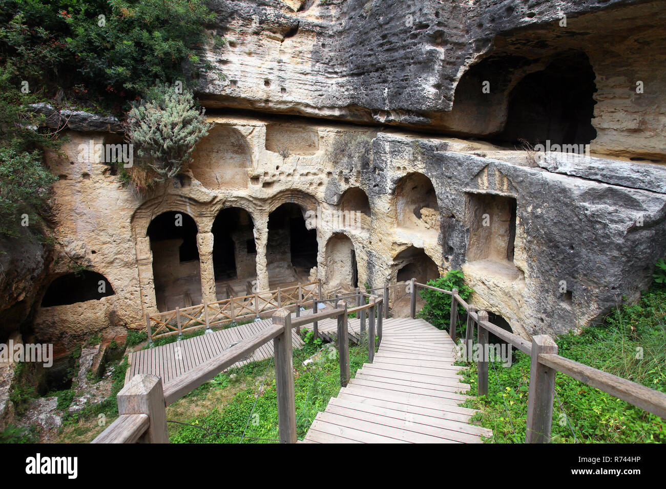 Grotta Besikli tomba monumento in Antakya (Hatay) la Turchia. In tombe, 12 tombe di roccia si trovano che appartiene alla romana. Foto Stock