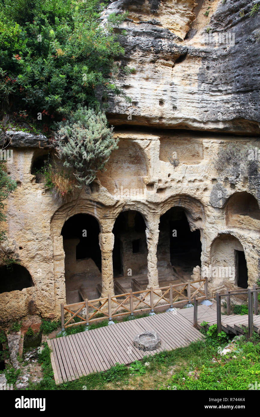 Grotta Besikli tomba monumento in Antakya (Hatay) la Turchia. In tombe, 12 tombe di roccia si trovano che appartiene alla romana. Foto Stock