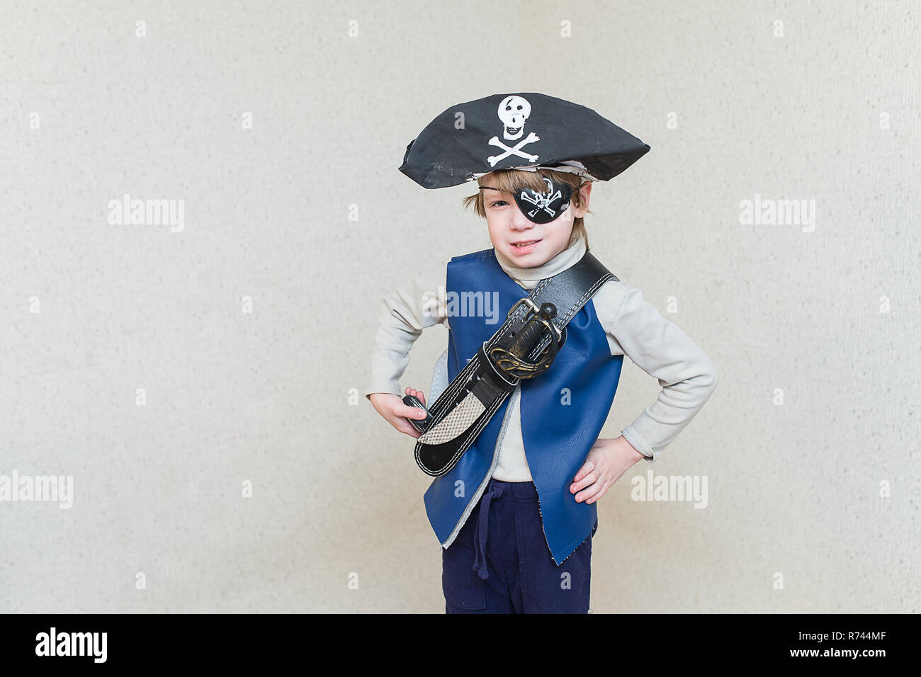 Bambino ragazzo riproduzione pirata. Costume da pirata su un bambino. Il capitano di una nave pirata. Foto Stock