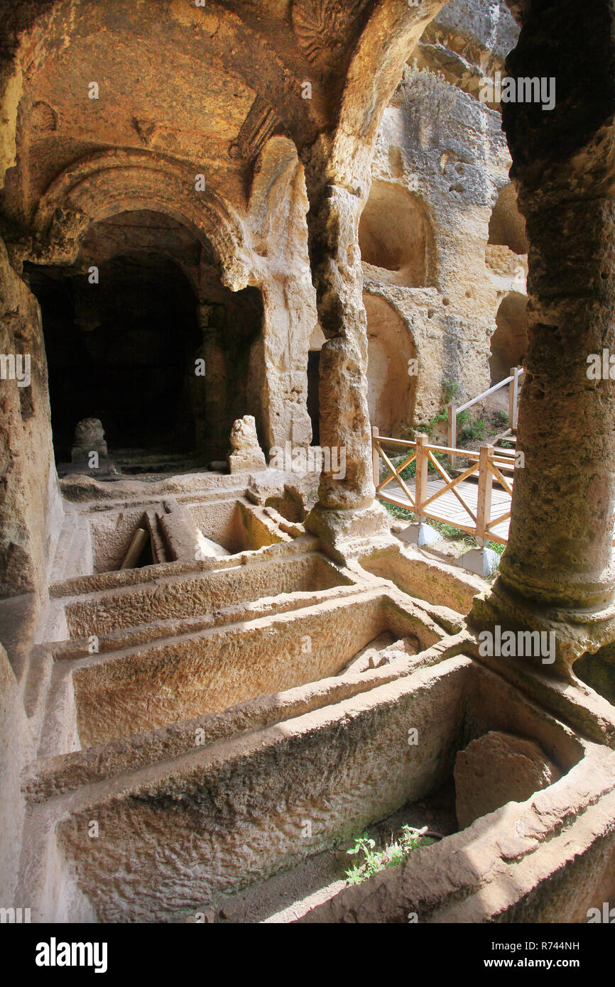 Grotta Besikli tomba monumento in Antakya (Hatay) la Turchia. In tombe, 12 tombe di roccia si trovano che appartiene alla romana. Foto Stock