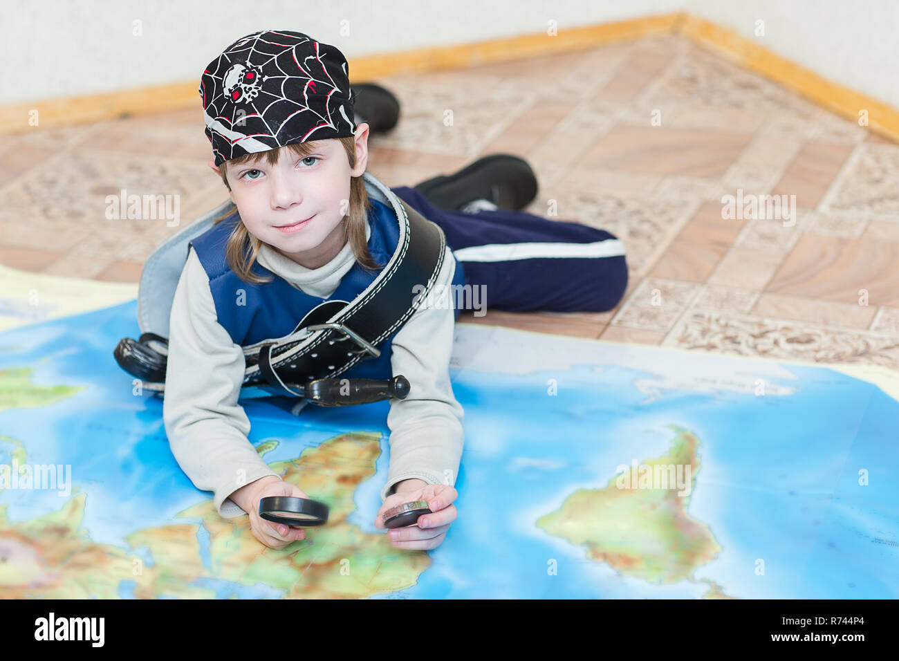 Bambino ragazzo riproduzione pirata. Costume da pirata su un bambino. Il capitano di una nave pirata. Foto Stock