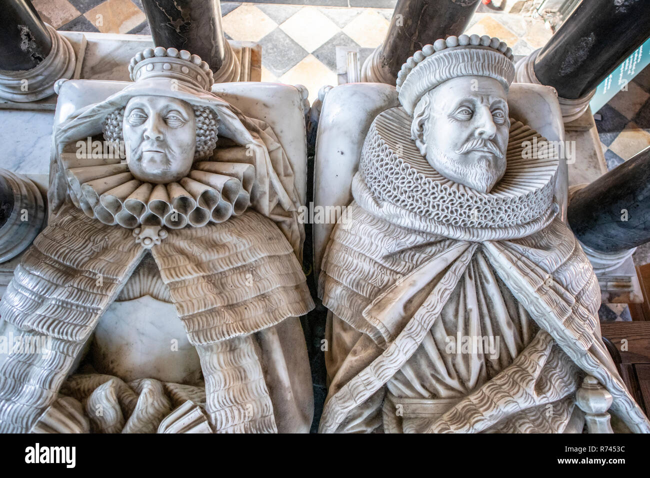 Monumento in marmo da Nicholas Stone a Sir Battista Hicks (morto nel 1629) e la sua signora Elizabeth (morto 1643) in St James chiesa del Cotswold città di Chipp Foto Stock