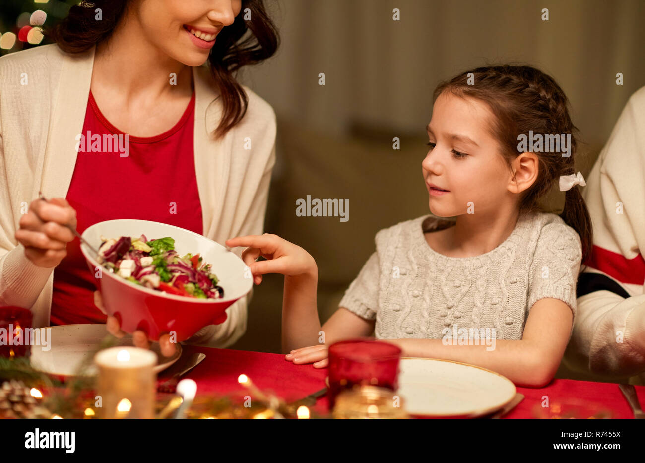 La famiglia felice con la cena di Natale a casa Foto Stock