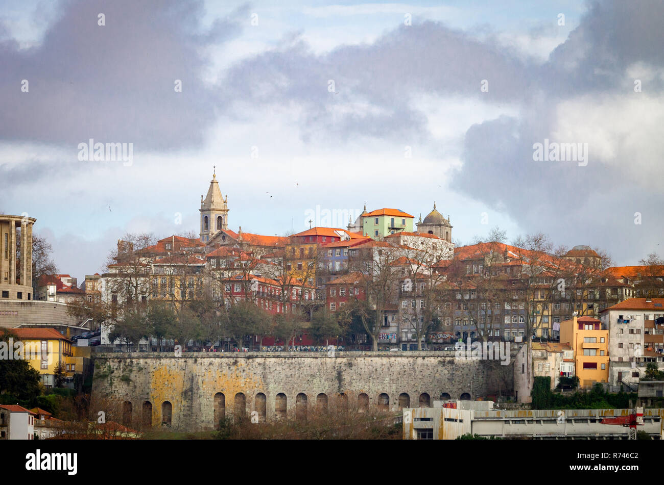 Paesaggio urbano in vista del Porto con varie persone all'Virtudes viewpoint. Giorno nuvoloso. Copia dello spazio. Foto Stock