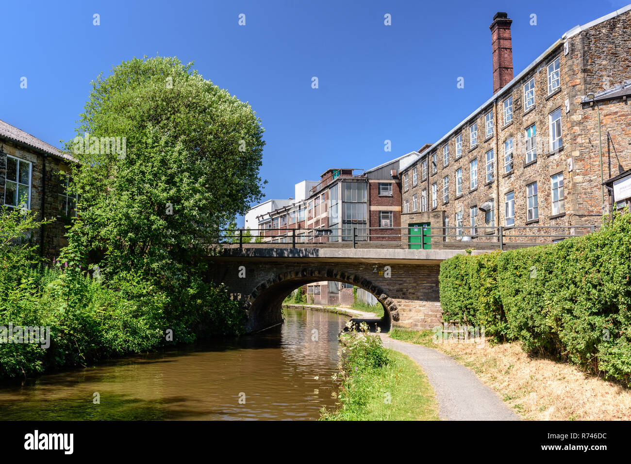 New Mills, England, Regno Unito - 2 Luglio 2, 2018: un frantoio tradizionale fabbrica, ora casa Swizzels Matlow dolciumi (fabbricanti di amore Cuori), sorge su Foto Stock