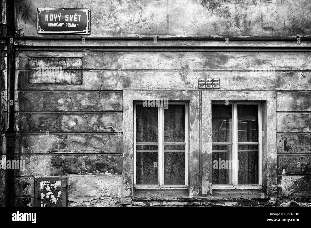 Tipica strada di Praga la placca indicante Nový Svět (Nuovo Mondo), un quarto vicino al Castello, applicato su una parete deteriorata di una casa con due finestre Foto Stock