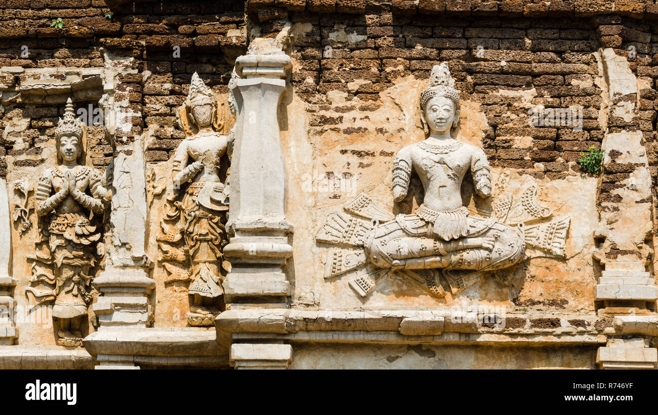 Rilievi in stucco sulla facciata di Maha Chedi, Wat Chet Yot, Chiang Mai, Thailandia Foto Stock