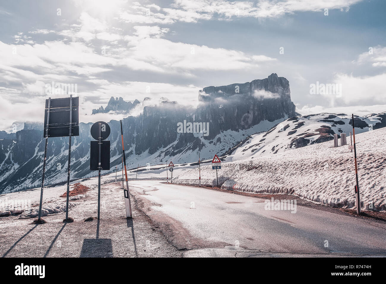 Strada rurale nelle montagne innevate, Dolomiti, Italia Foto Stock