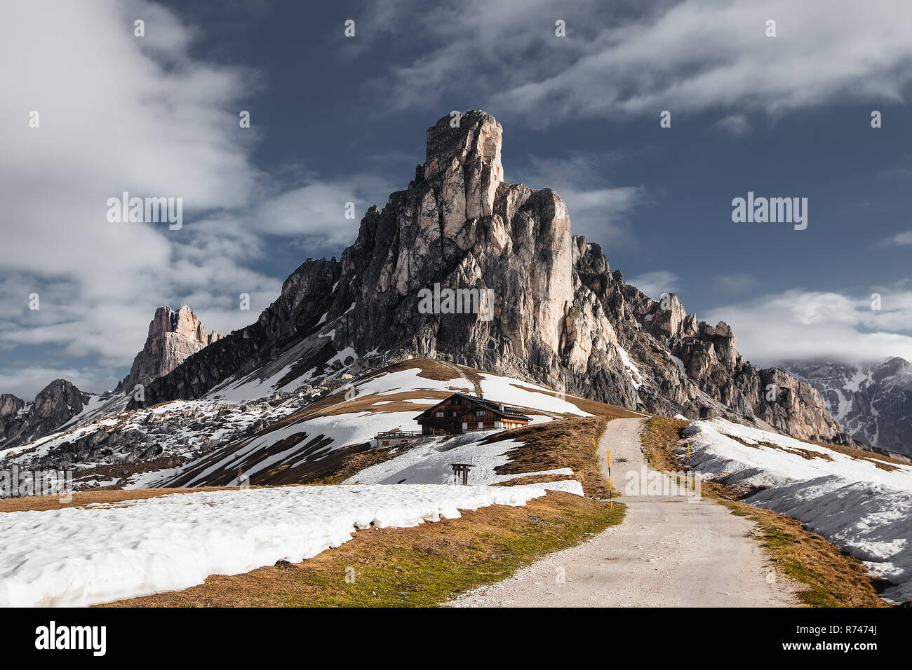 Pista sterrata in montagne innevate, Dolomiti, Italia Foto Stock