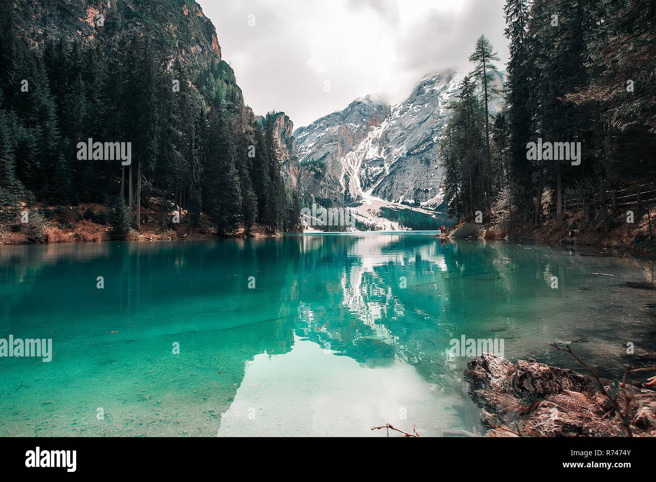 Paesaggio con il turchese del lago e delle montagne innevate, Dolomiti, Italia Foto Stock