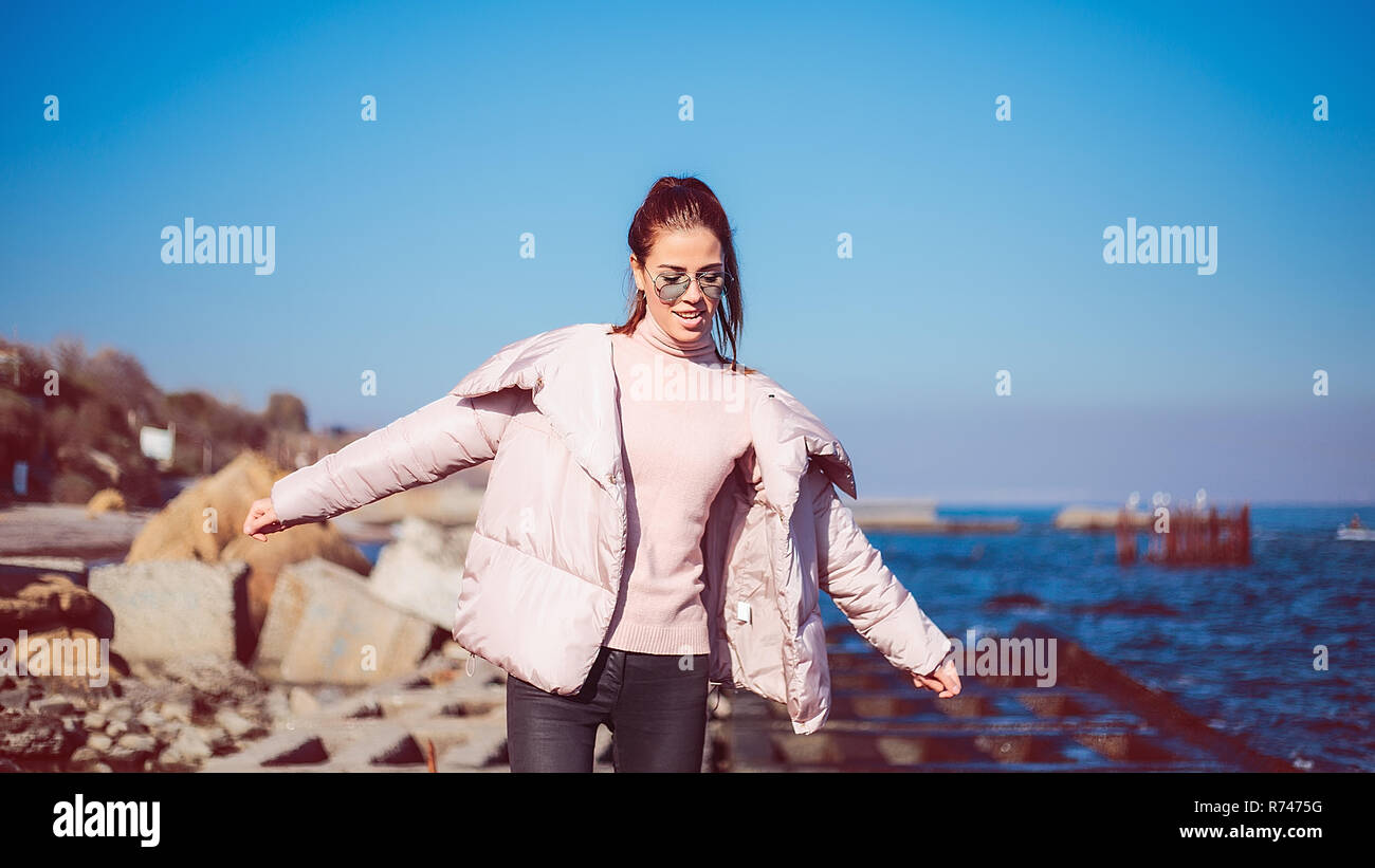 Elegante metà donna adulta bilanciamento sulla spiaggia, Odessa, Odeska, Oblast di Ucraina Foto Stock