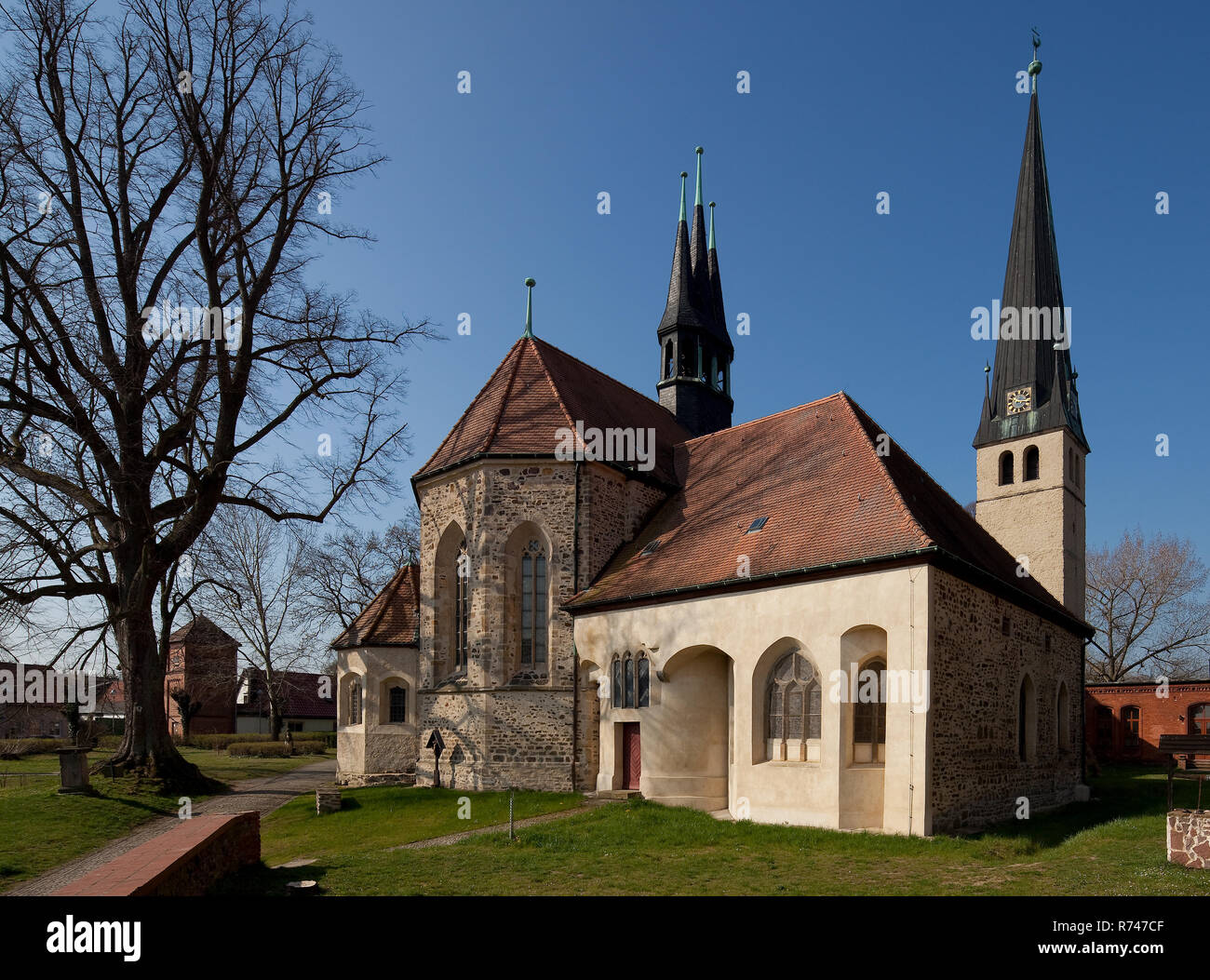 Groß Ammensleben, ehem Klosterkirche. St Peter und Paul von Ost-Nordost Pfeilerbasilika begonnen im 12 Jh Nordwestturm von 1470 bis Anf 16 Jh errichte Foto Stock