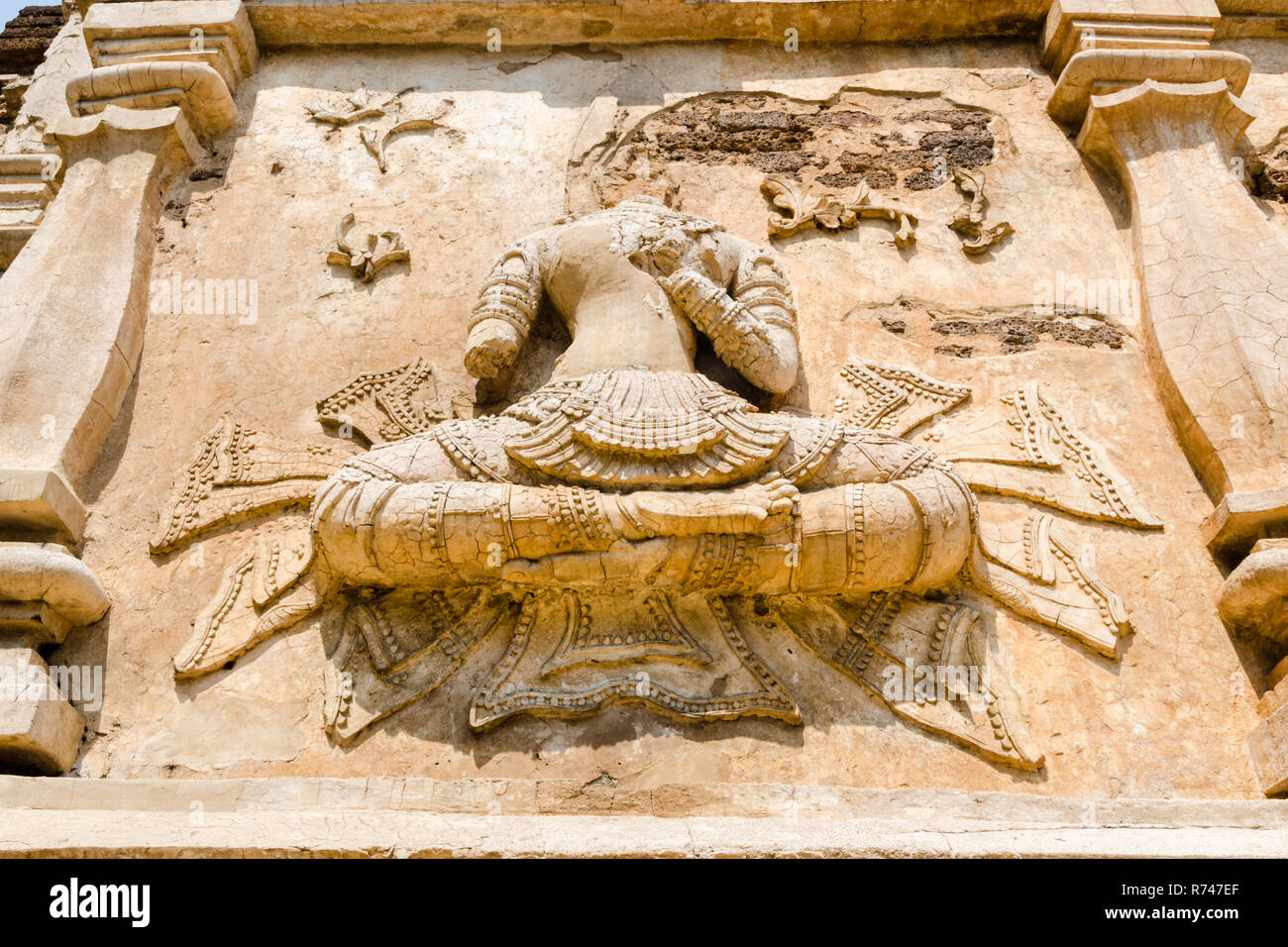 Rilievi in stucco sulla facciata di Maha Chedi, Wat Chet Yot, Chiang Mai, Thailandia Foto Stock