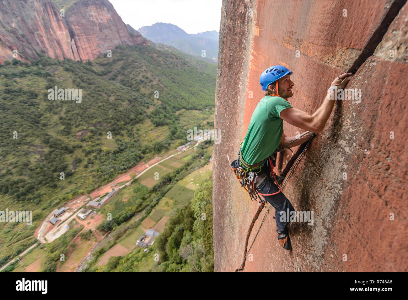 Scalatore di scaling di roccia, la calcinazione, Yunnan, Cina Foto Stock