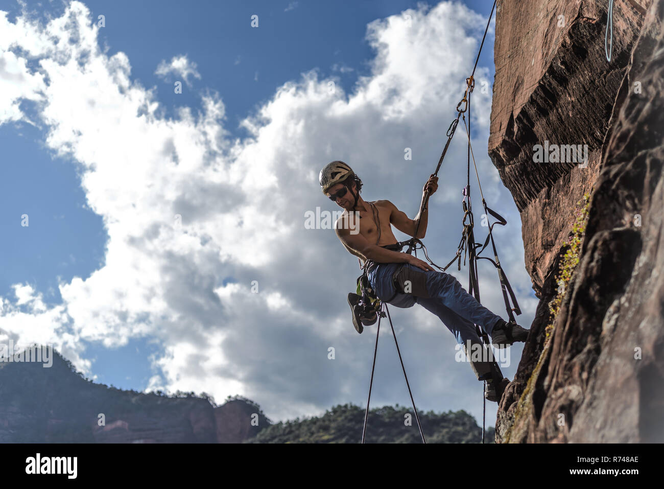Scalatore di scaling di roccia, la calcinazione, Yunnan, Cina Foto Stock