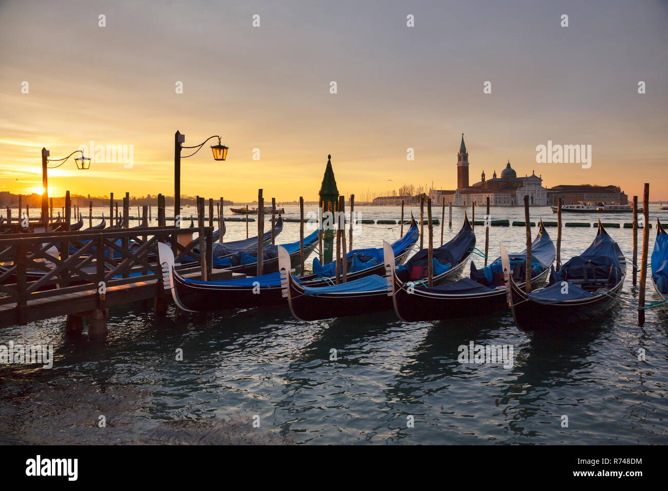 Gondole da Piazza San Marco all'alba, Venezia, Veneto, Italia Foto Stock