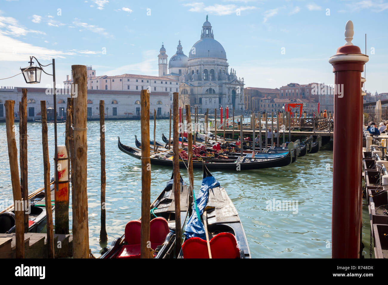 Gondole sul canal grande vicino a Santa Maria della Salute chiesa, Venezia, Veneto, Italia Foto Stock