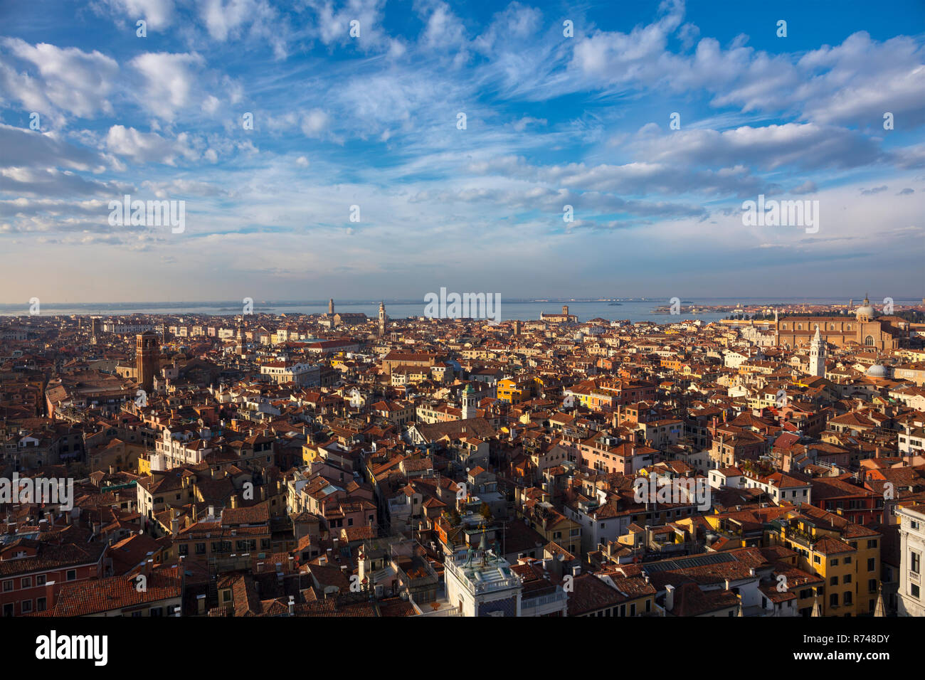 La città da St Marks Tower, alta vista angolare, Venezia, Veneto, Italia Foto Stock