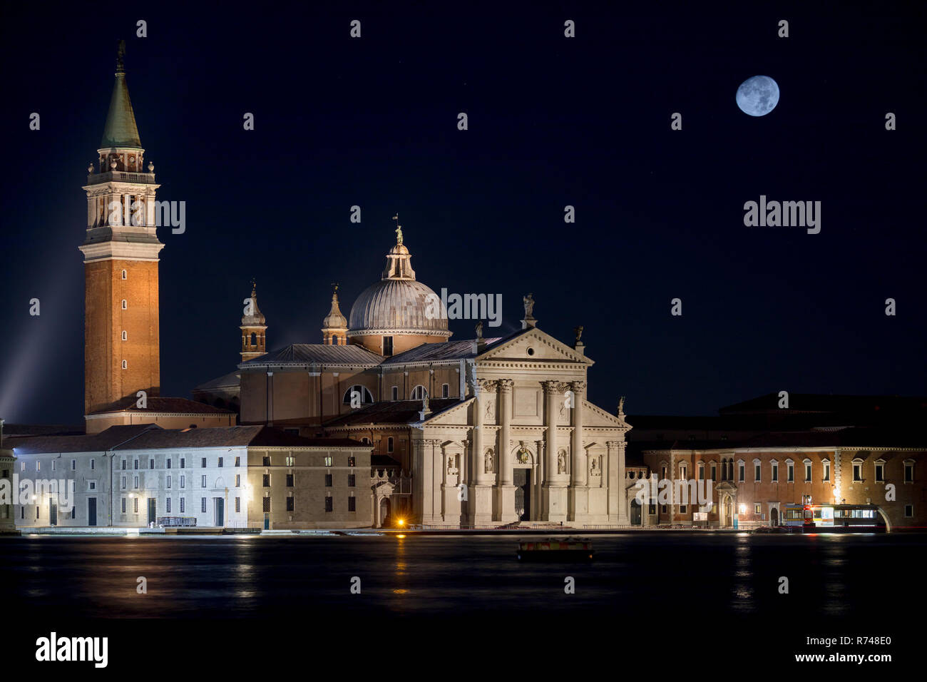 Chiesa di San Giorgio Maggiore e la luna di notte, Venezia, Veneto, Italia Foto Stock
