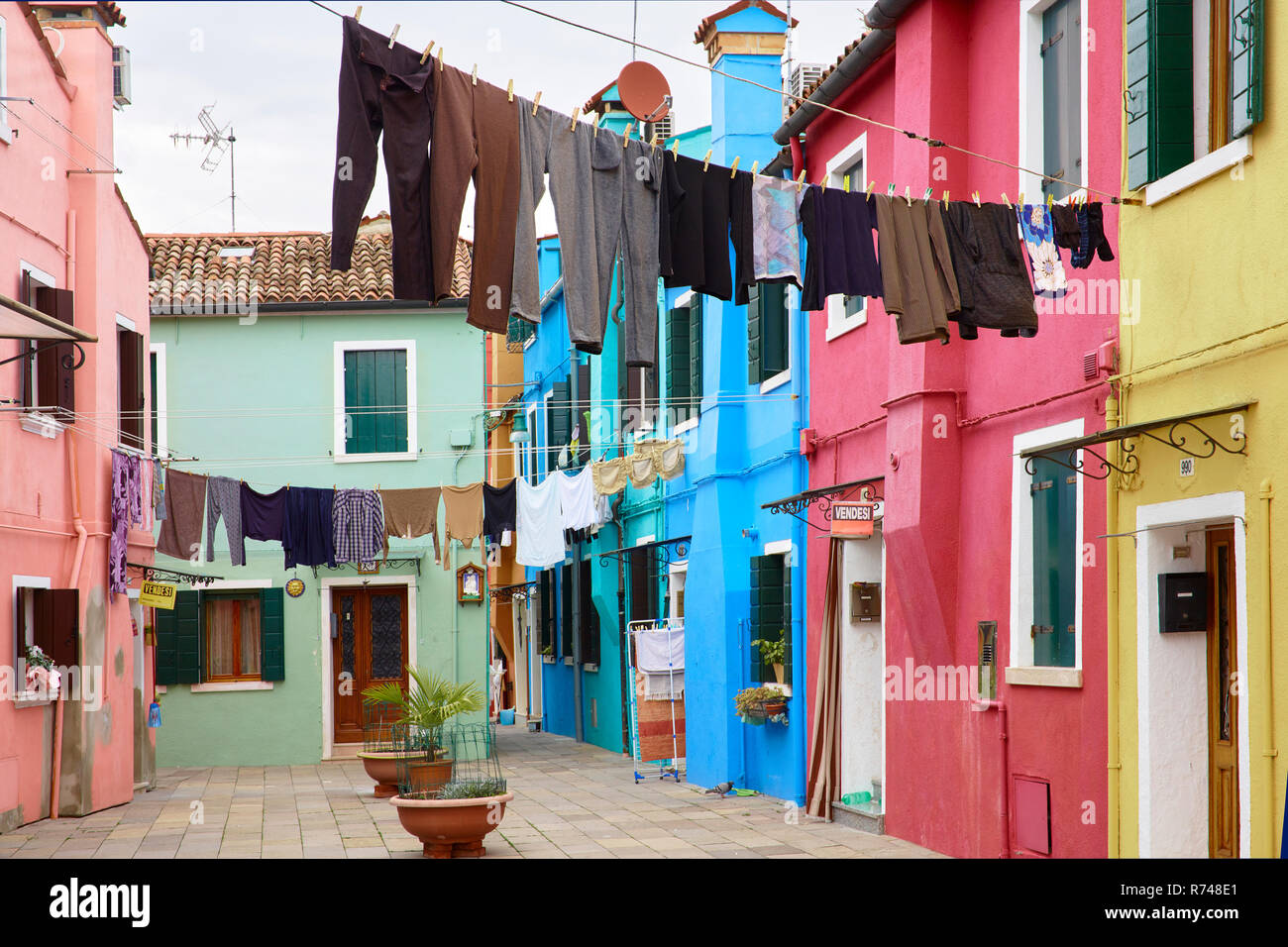 Le linee di abbigliamento in un tradizionale cortile multicolore, Burano, Venezia, Veneto, Italia Foto Stock