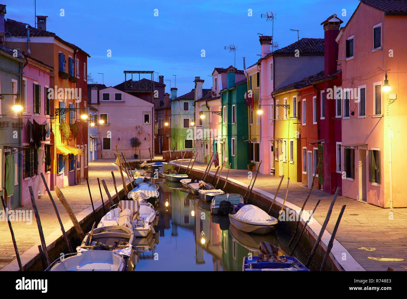 Tradizionali case multicolori sul lungomare al tramonto, Burano, Venezia, Veneto, Italia Foto Stock
