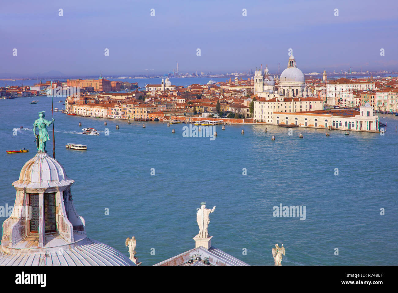 Angolo di Alta Vista del Canale della Giudecca con cityscape dalla chiesa di San Giorgio Maggiore torre , Venezia, Veneto, Italia Foto Stock