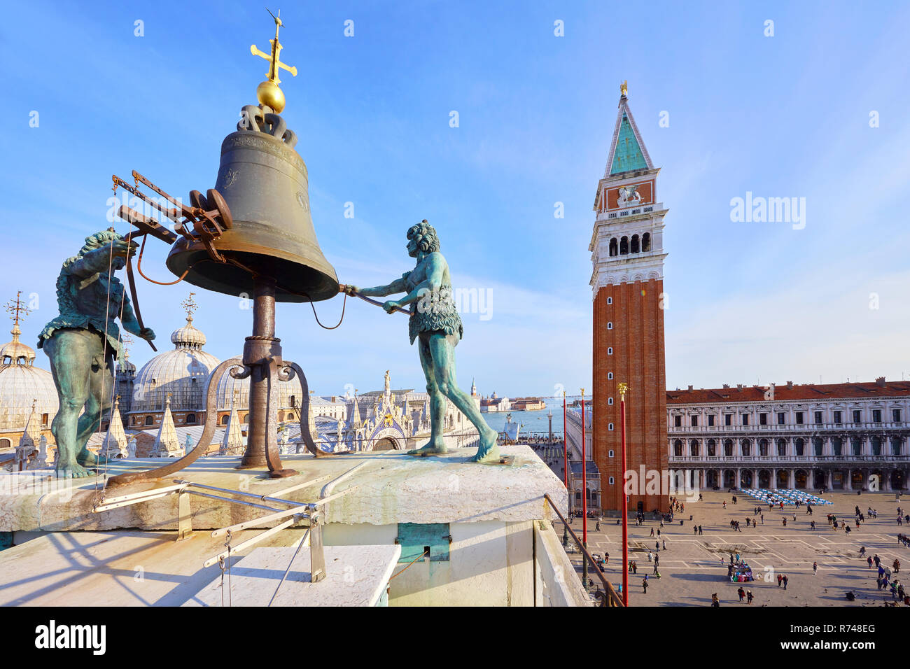 Campana sulla St Marks clock tower con vista di Piazza San Marco, Venezia, Veneto, Italia Foto Stock