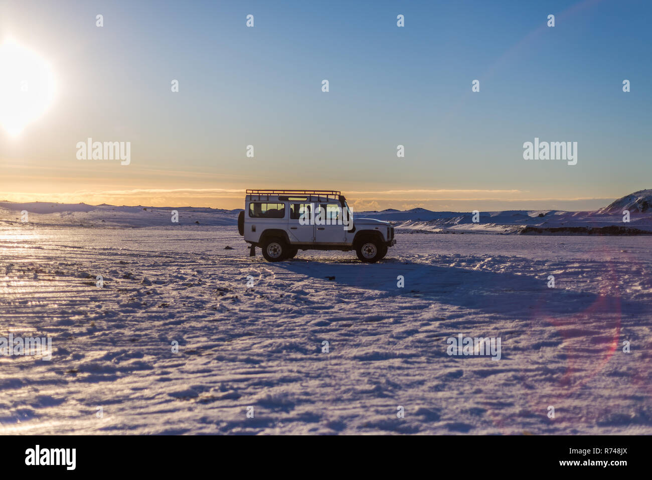 Quattro ruote motrici nel paesaggio remoto, Islanda Foto Stock