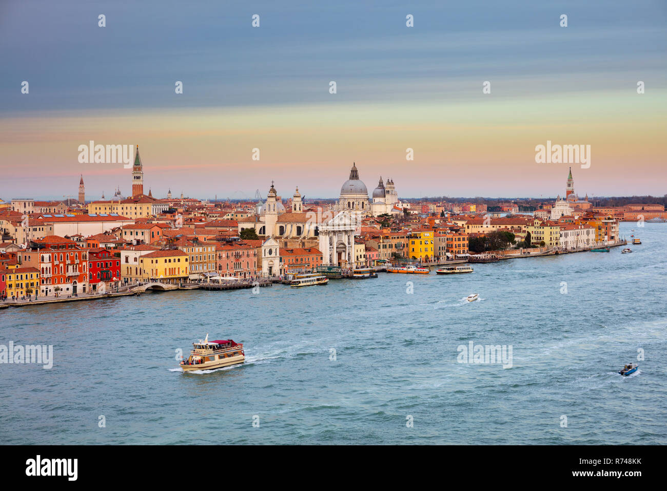 Scenic cityscape oltre il canale della Giudecca al tramonto, Venezia, Veneto, Italia Foto Stock