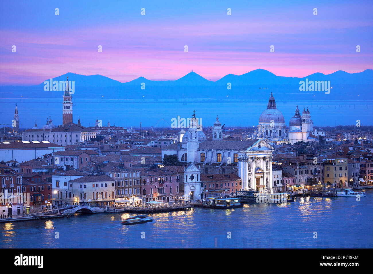 Scenic cityscape oltre il canale della Giudecca di notte, Venezia, Veneto, Italia Foto Stock