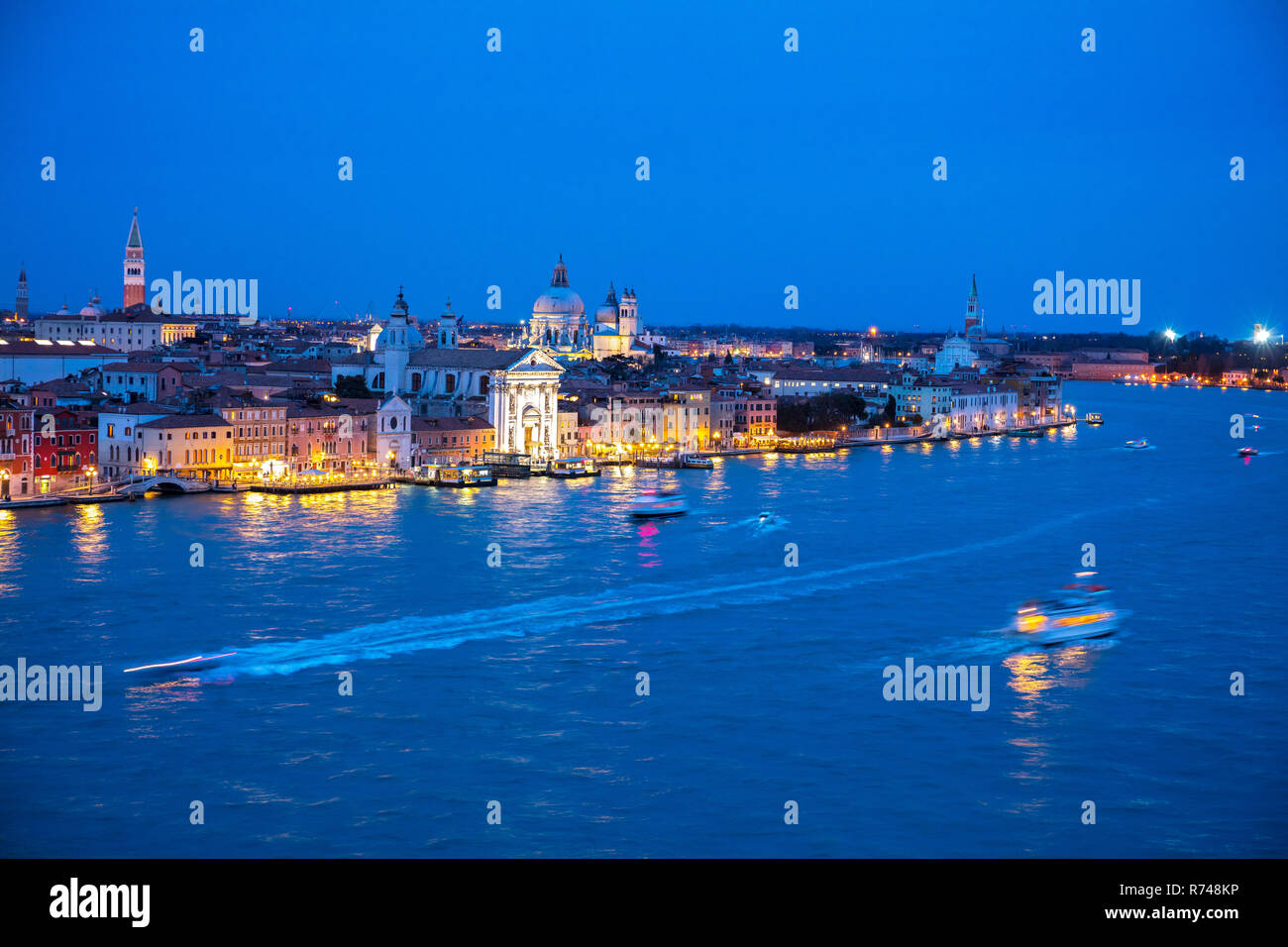 Scenic cityscape oltre il canale della Giudecca di notte, Venezia, Veneto, Italia Foto Stock