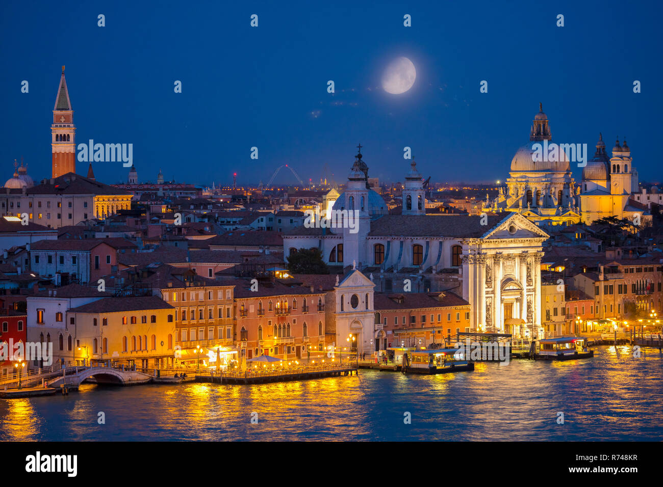 Scenic cityscape con il canale della Giudecca waterfront di notte, Venezia, Veneto, Italia Foto Stock