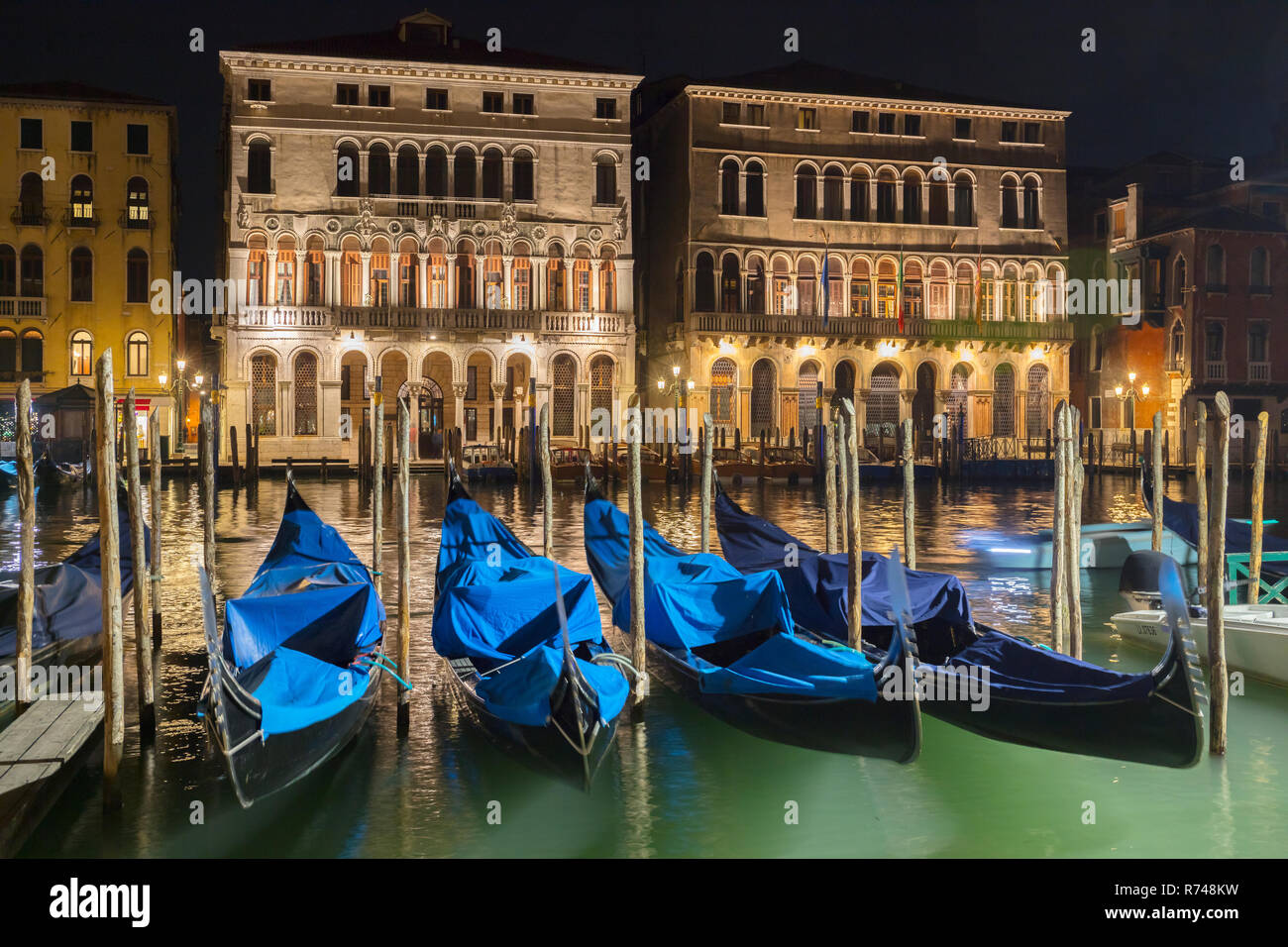 Gondole sul canal grande waterfront di notte, Venezia, Veneto, Italia Foto Stock