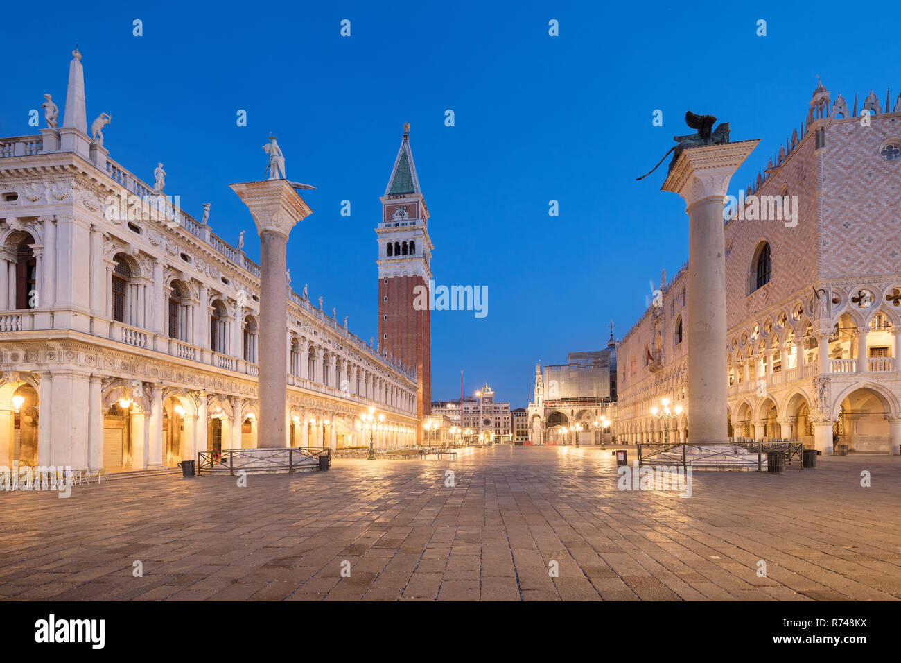 Piazza San Marco e Torre prima dell'alba, Venezia, Veneto, Italia Foto Stock